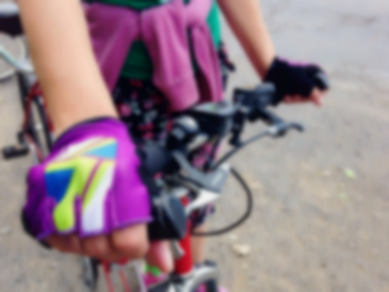 velomarathon-2017-hand-on-a-bike На розмитому фото: руль велосипеда та рука у фіолевій велорукавиці на ньому